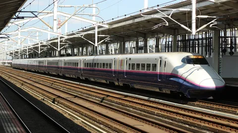 空間を走る列車の影