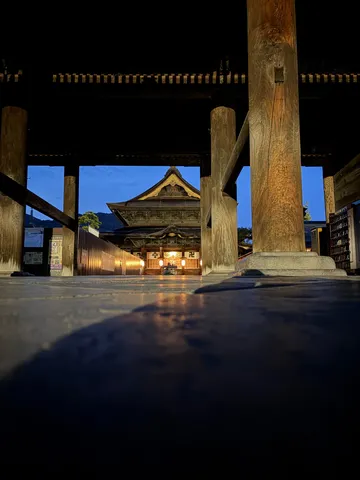 静寂に包まれた古刹の夜