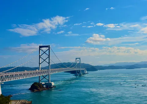 海と空を結ぶ虹色の橋
