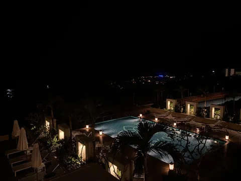 夜景とプールサイドの静寂