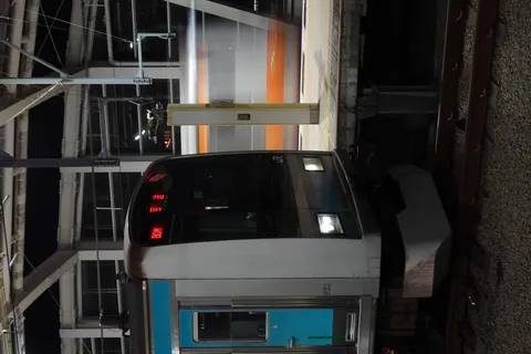 日常の中に溶け込む非日常な青色電車