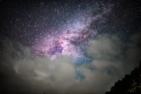 星空と雲のコントラスト、夢のような瞬間