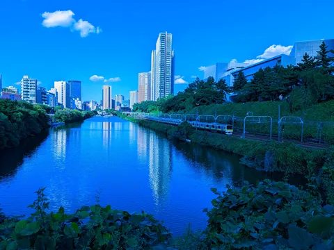 青い空と水の街角風景
