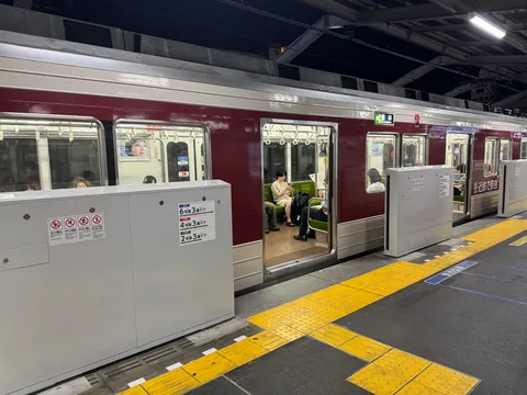 駅に停車中の電車、静かな時間
