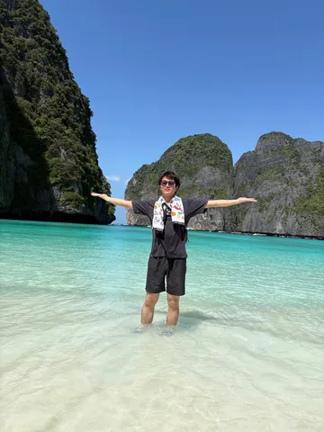 南国の楽園に立つ