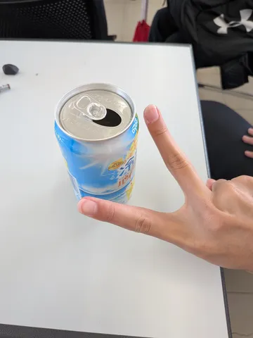 開けられた缶と指先