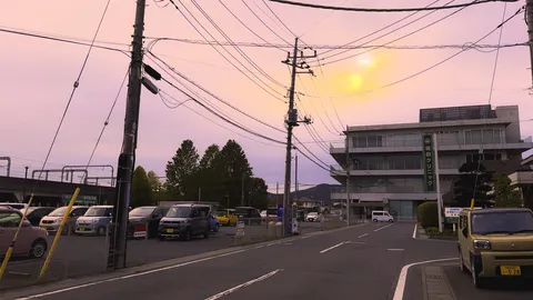 夕暮れの街角と電線の影