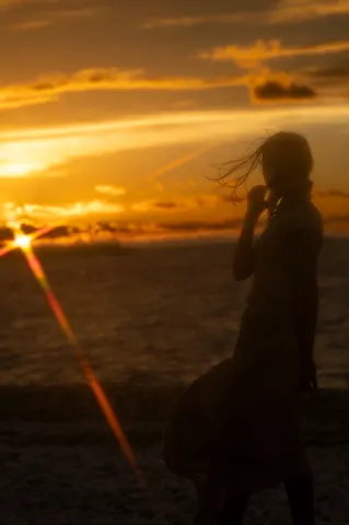 夕陽と影の海辺風景