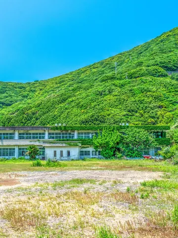 緑に埋もれる廃校の夏