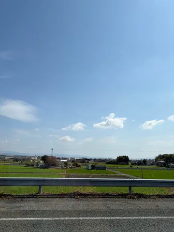田園風景と青い空のコントラスト