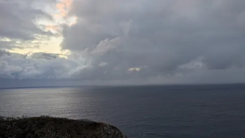 ドラマチックな曇り空の海