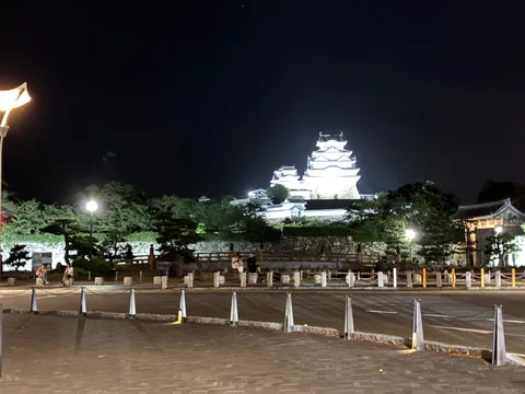 夜空に浮かぶ城の灯
