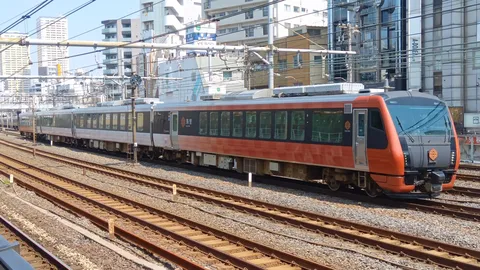 都市を走る赤い列車の余韻