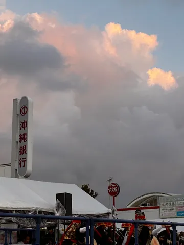 夕暮れの看板と祭の気配