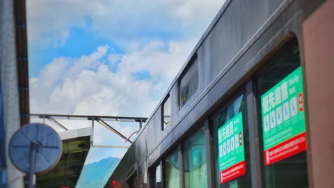 窓辺に映る青空と列車の旅