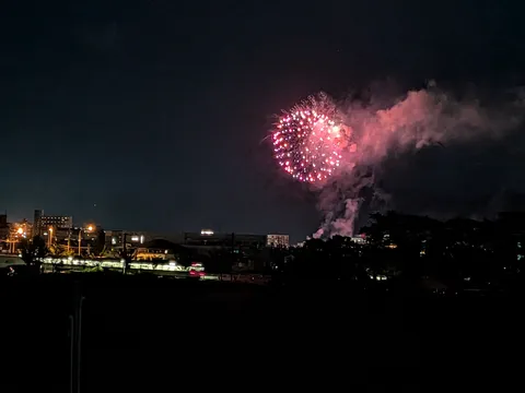 夜空を彩る、一瞬の光