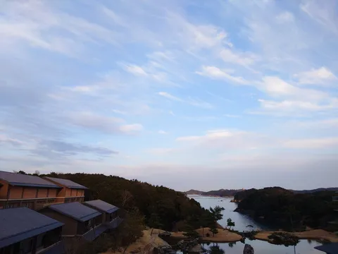 静寂が包む海辺の小道