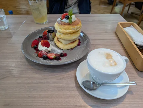 雲のようなパンケーキとベリーの誘惑