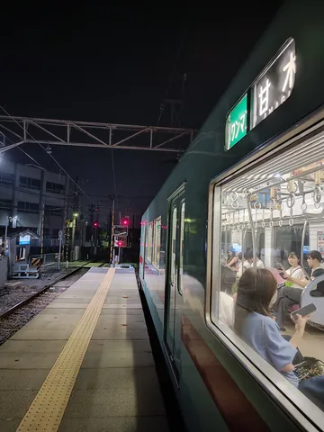 夜の駅、旅の始まり