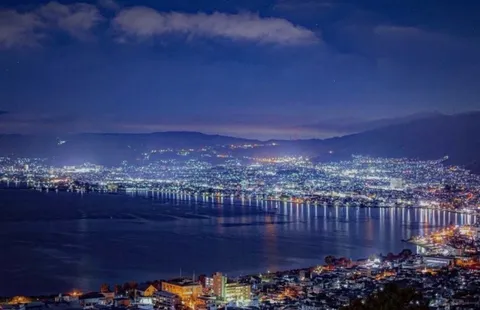 湾にほどける夜景