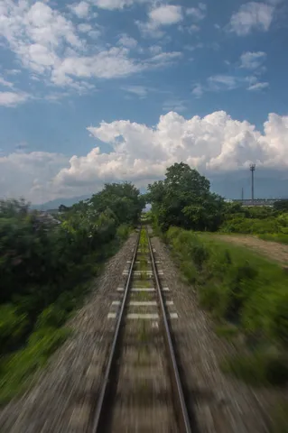 どこまでも続く線路と空