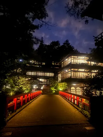 灯りへ続く夜の橋