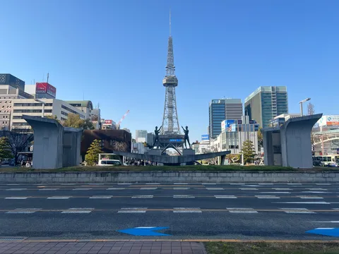 青空と巨大モニュメント、都会のシンボル
