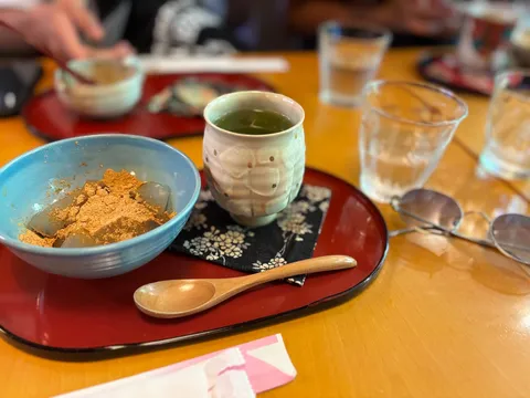 緑茶と和菓子の静かな時間