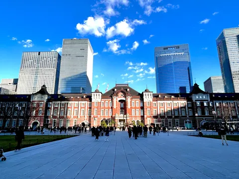 東京駅、空とビルに挟まれて