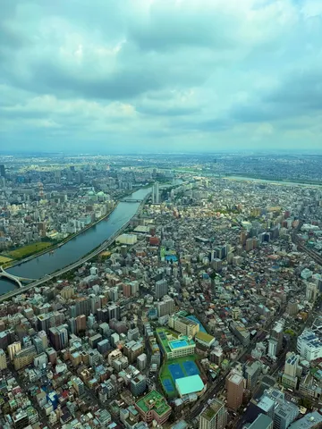 都市の水路と橋の連なり