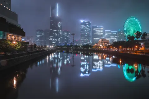 都会の夜景に映る光のシンフォニー