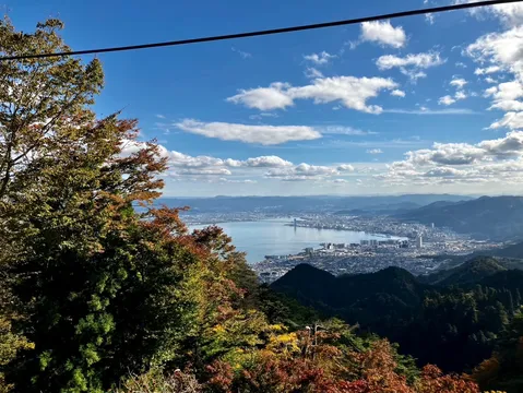 秋色の海と街の遠景