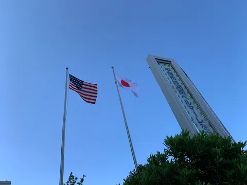 空と二つの国の旗