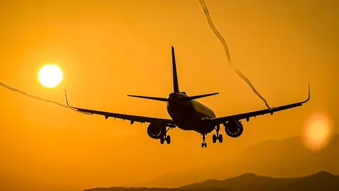 夕陽に染まる静かな飛行