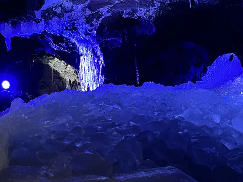氷の神秘、青い光の幻想世界