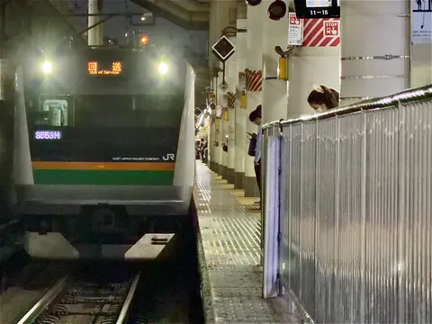夜のホームに残る静かな動き