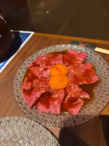 黄身が踊る赤い皿