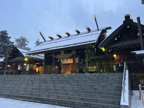 雪降る古刹、静寂の佇まい