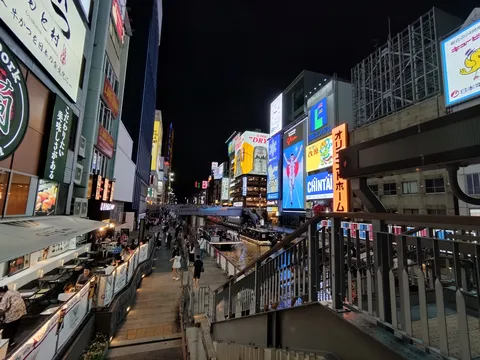 夜の運河に映るネオンの語り