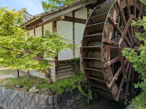 時を刻む水車と家
