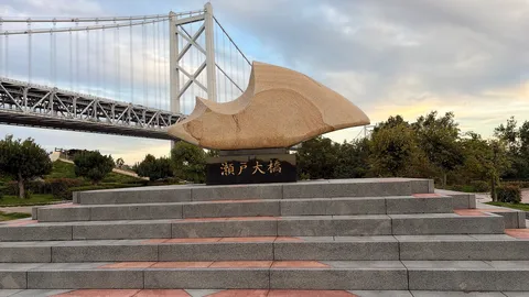海と橋を紡ぐ石の彫刻