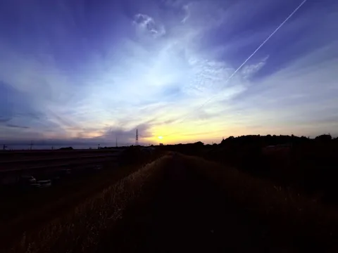 夕焼け空と道