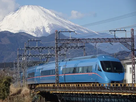 霊峰を望む、青い特急列車