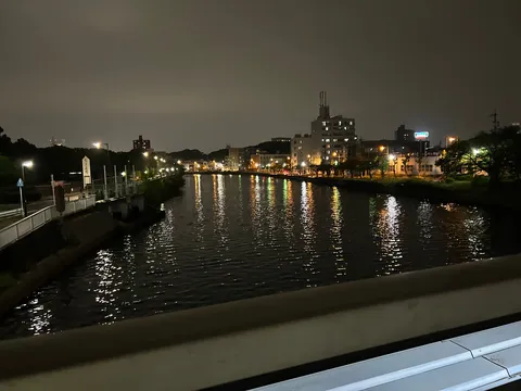 夜景に映える川面の反射