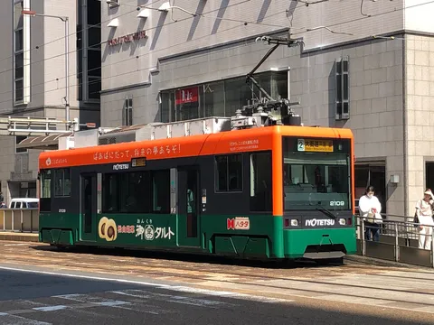 街を彩る、オレンジと緑のコントラスト