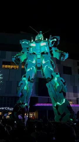 夜空にそびえる巨大ロボット