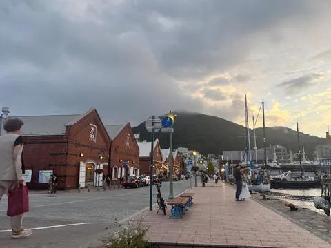 夕暮れの港町、レンガ倉庫と海