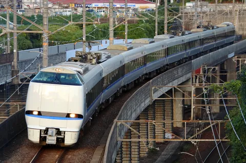 複線の上を疾走する列車