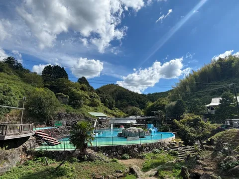 夏の水辺と石の路