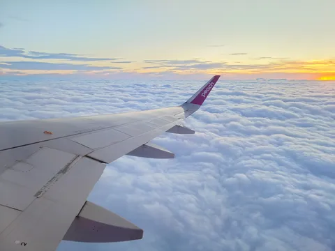 雲海を滑る翼の瞬間